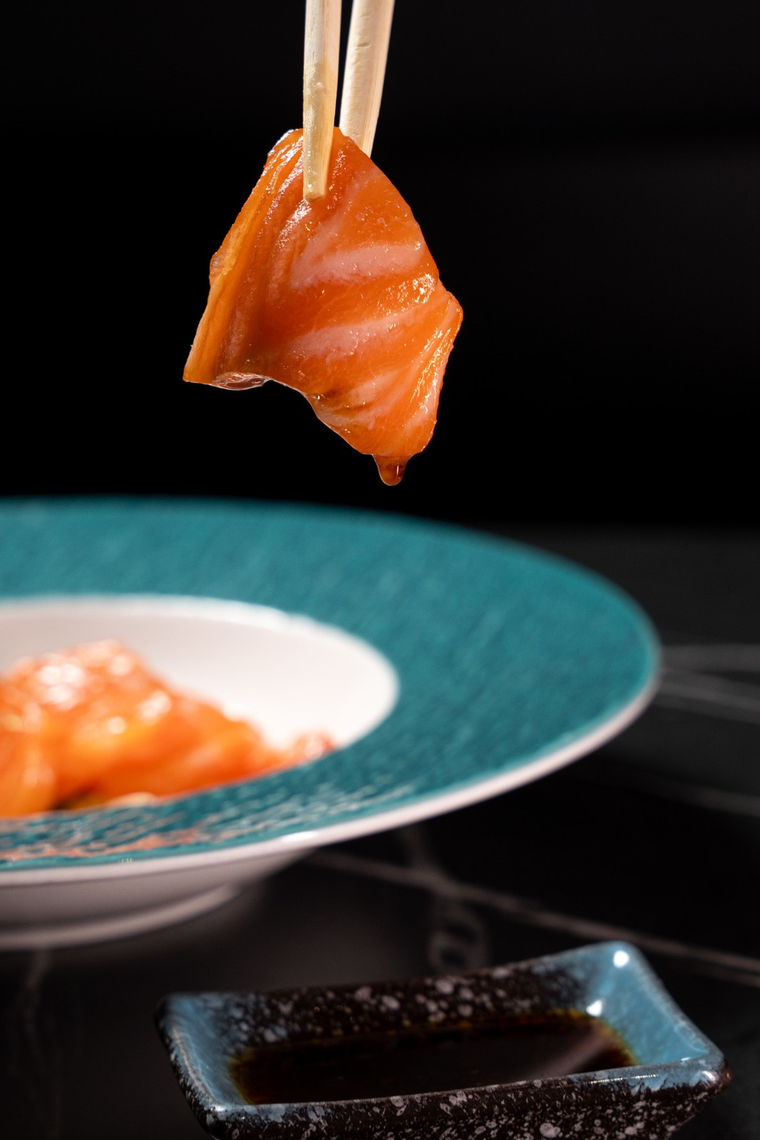 Fotografía gastronómica: sashimi con palillos